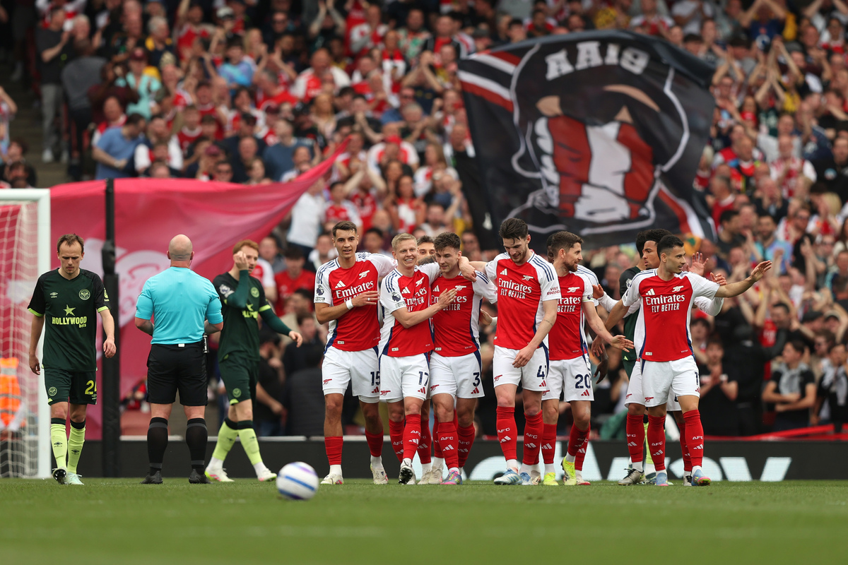 时隔27年重返世界杯正赛，苏格兰多地机场打出广告牌标语庆祝