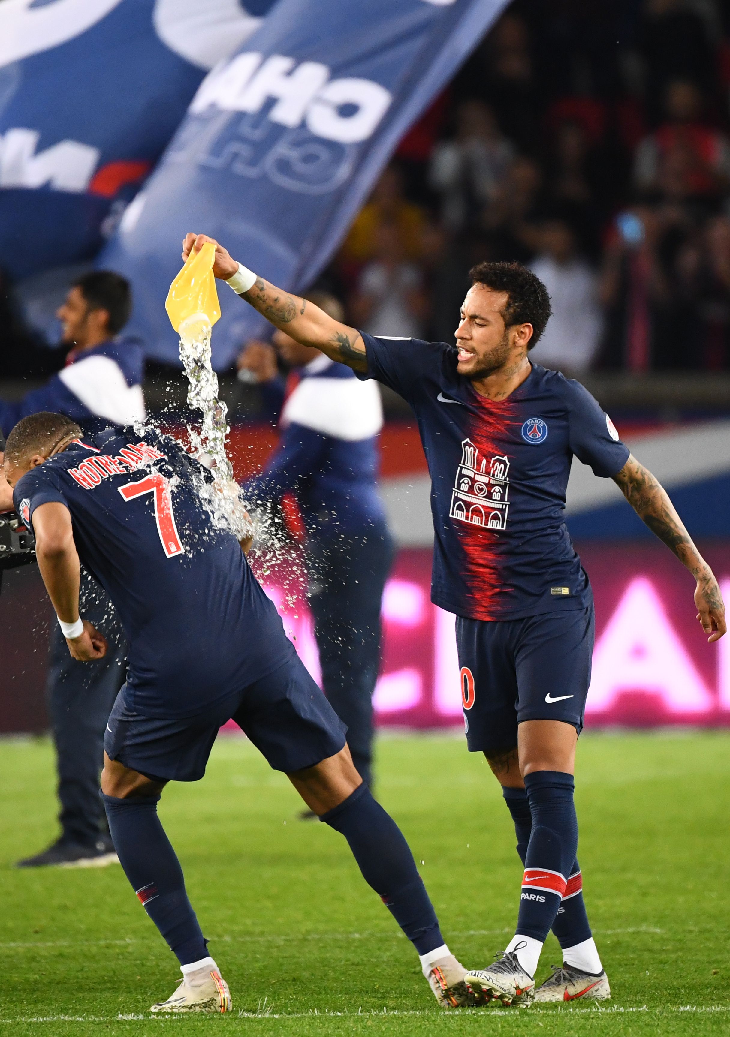 曼联主场1-1战平西汉姆联，近5轮仅1胜，阿莫林临场换人失误导致失利，球队前景堪忧。