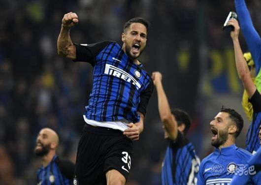 埃基蒂克助攻涉手球争议，主裁观看VAR核查