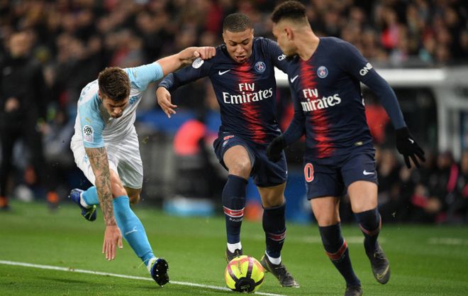 后卫破门后激情亲吻队徽，引球迷共鸣