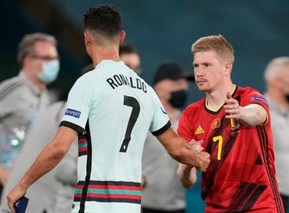 B席：上赛季的表现并不如愿，新赛季我们想提升自己争夺奖杯