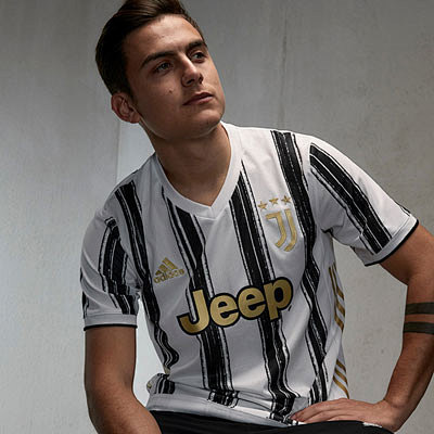 足球英超豪门逆转取胜，主帅赛后握拳怒吼